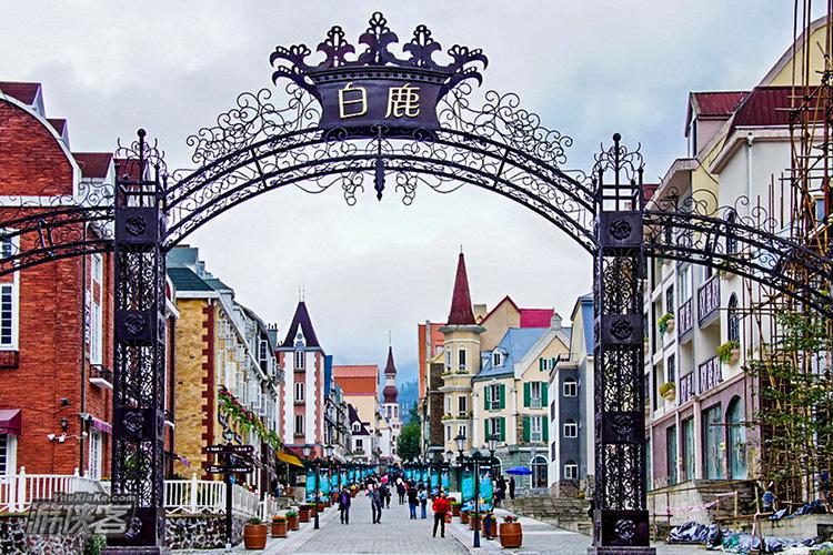 【穿越葛仙山】11月:葛仙山穿越白鹿小镇，奇幻喀斯特探洞，秋风送爽银杏坪，一日徒步之旅 - 游侠客旅游网