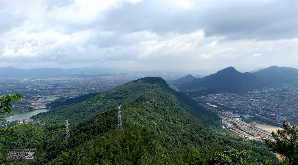 【征途·乌石山+斗岩】4月,豪情攀登乌石山环线,探访千年古刹乌石寺,穿越诸暨斗岩群山,徒步丛林山脊
