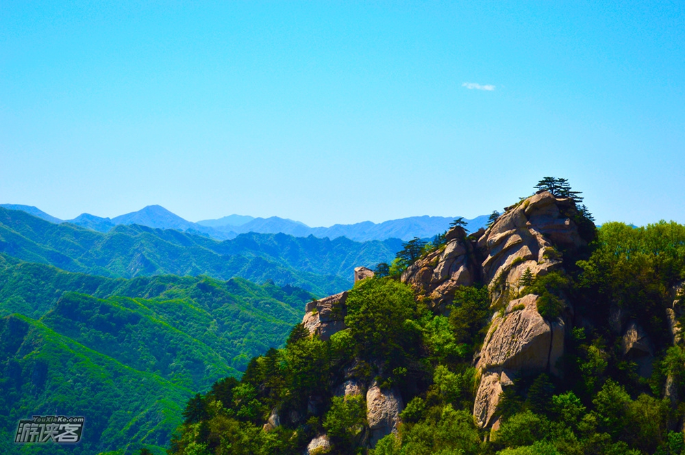 【春天花事·云蒙山杜鹃】5月，映山红遍一面坡 ，“京北小黄山”奇峰异石/林海青松/云海幻景/瀑布潭泉。观赏京郊特有杜鹃花，线路可坐缆车、可爬山
