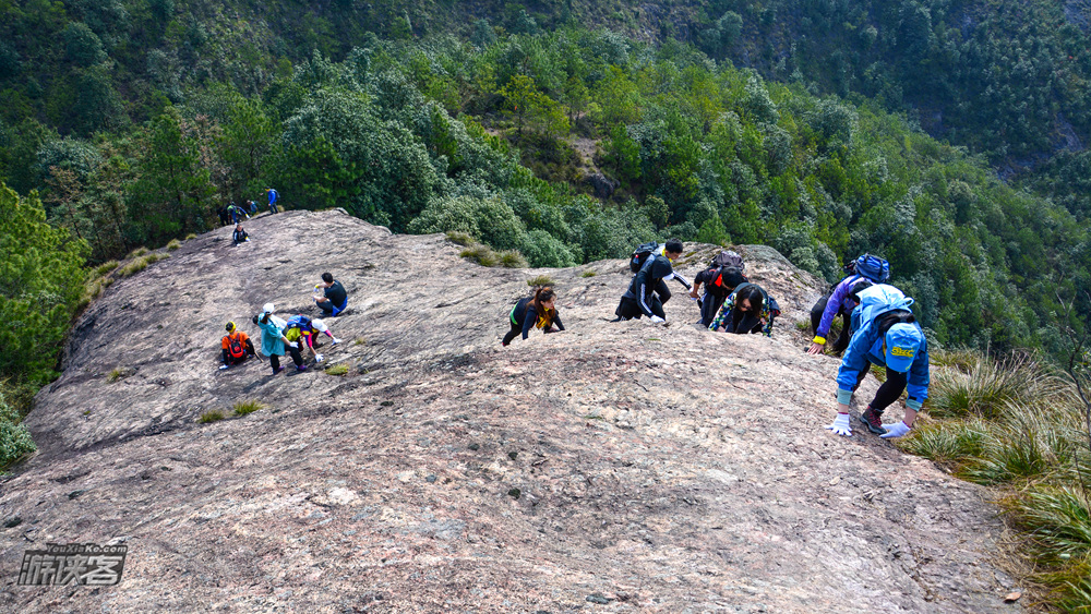 【征途·乌石山+斗岩】4月,豪情攀登乌石山环线,探访千年古刹乌石寺,穿越诸暨斗岩群山,徒步丛林山脊