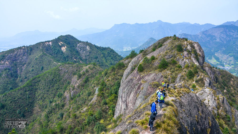 【征途·乌石山+斗岩】4月,豪情攀登乌石山环线,探访千年古刹乌石寺,穿越诸暨斗岩群山,徒步丛林山脊