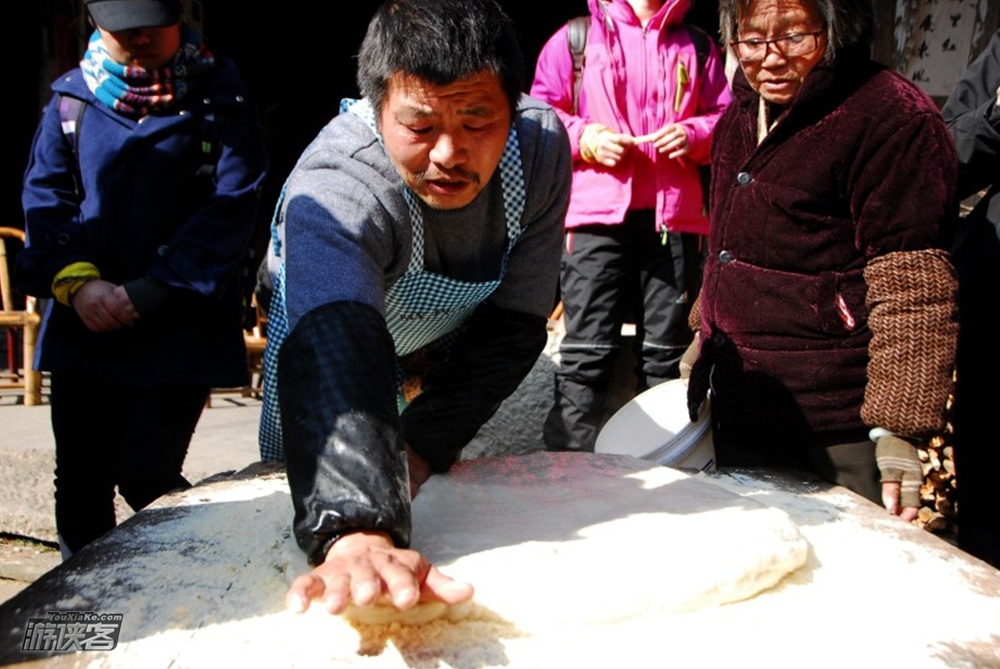 【游侠宝贝-外婆坑“村”晚大联欢】2.13-14大年初二/三，欢聚外婆坑少数民族村，欢欢喜喜包饺子迎新春！新年新气象~徒步登高百里丹霞步道，看神奇的欧米伽大拐弯