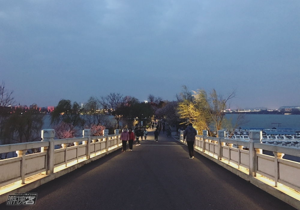 【都市游侠·夜行】3.29周四，夜游鸡鸣寺，玄武湖吹湖风观夜景，狮子桥寻美食吃宵