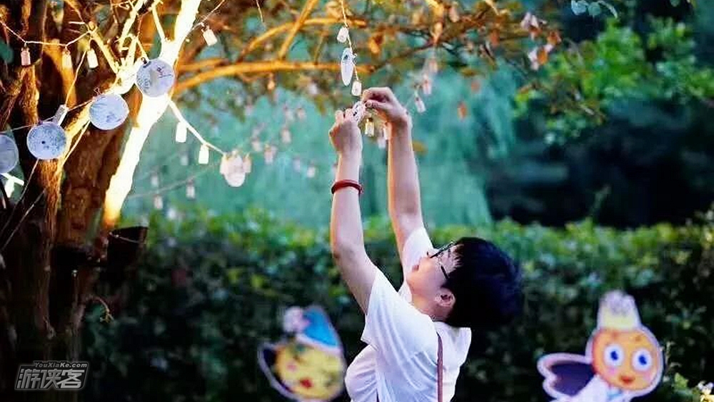 【追光者·萤火虫】仲夏夜，穿梭自然水森林、赴一场萤火盛宴。荧光DIY，荧光彩绘。在知了的歌声中，享受莫干山的静谧