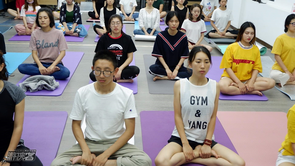 【瑜伽福利课】每周四下班后共修瑜伽课程，让身心放松，与自己相处，体验身心灵三者的和谐