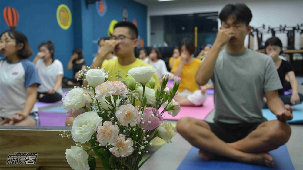 【瑜伽福利课】每周四下班后共修瑜伽课程，让身心放松，与自己相处，体验身心灵三者的和谐