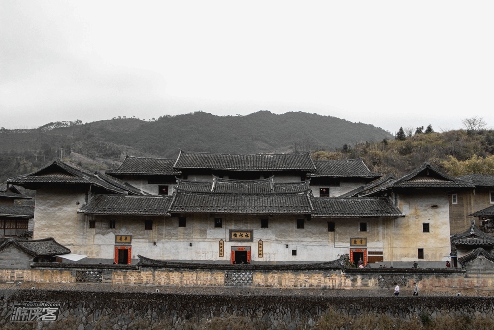 【福建土楼 · 乱世巨堡2.0】新年特辑，探访河坑秘境，睡百年土楼民居，特设地道客家晚宴，客串云水谣剧情路演，打糍粑、画土楼，听客家土楼真正的土味通史——2日深度人文行