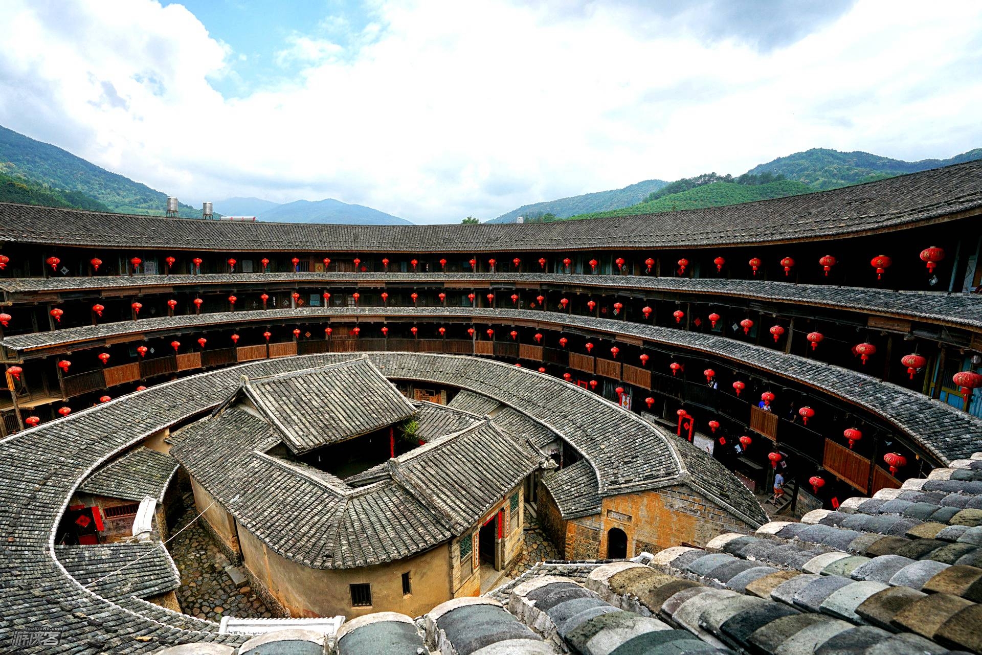 【福建土楼 · 乱世巨堡2.0】新年特辑，探访河坑秘境，睡百年土楼民居，特设地道客家晚宴，客串云水谣剧情路演，打糍粑、画土楼，听客家土楼真正的土味通史——2日深度人文行