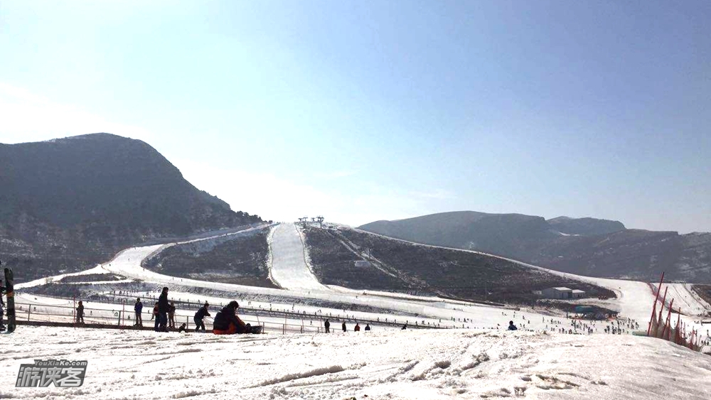 【进阶之路·酷乐小镇】19-20雪季 初、中、高级共计九条雪道,索道缆车全面开放,领队免费教学、技巧练习,缆车魔毯一应俱全(拼团活动/一人成型)