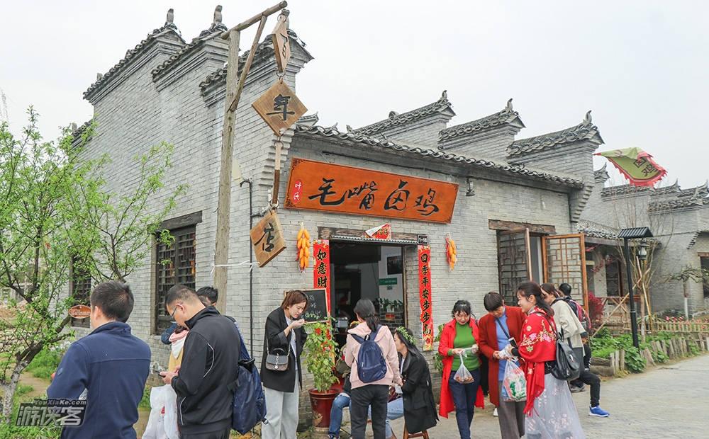 【仙桃梦里水乡】12.15周日·探访“青砖黛瓦,古色古香”的荷塘村,品享八方美食,漫步水上森林,泛舟亦或徒步、赏花、看戏、捕鱼,畅享亲子游乐园,回味丰富多彩的童年时光