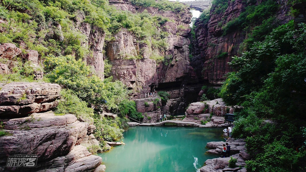 【云台山2日游】可选郑州洛阳出发,天天发团,中原山水代表云台山,探寻中国山水园林文化,寻访鼻祖“竹林七贤”的隐居地,景区内一晚住宿(2日休闲深度游)