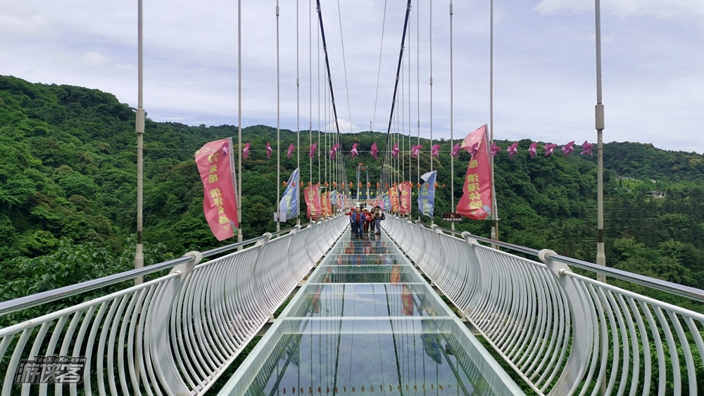【玻璃桥+滑道老峨山】12.22周日成行! 休闲徒步老峨山顶一览众山小,打卡惊喜刺激玻璃桥,体验疾速飞驰玻璃滑道,单日活动(含景区门票)