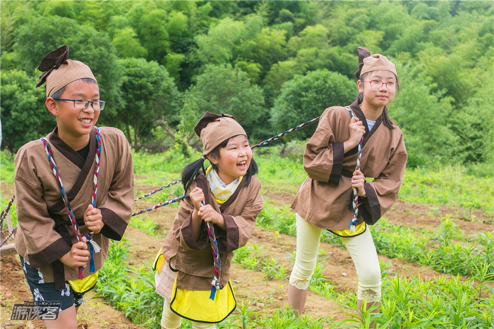 【游侠宝贝-童趣武功山】五一假期,带娃徒步东盘山,港口博物馆+民丰村联动,石磨磨炒毛麸+采茶/土灶制茶+铁犁耕田+摘艾草/揉青团+跳草绳+美味土灶菜,归隐田居,小众专线