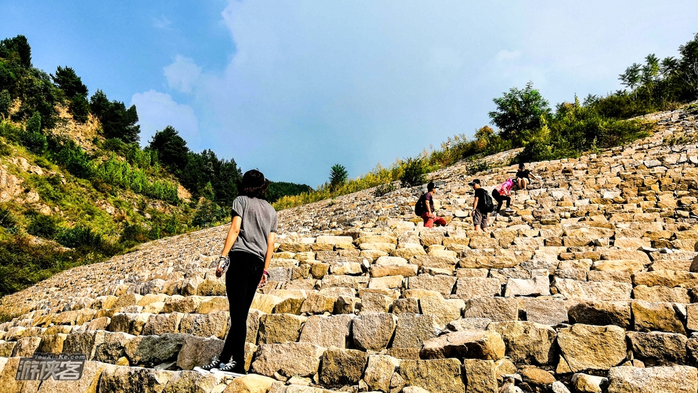 【开路先锋 · 赛峪溯溪】8-10月,在秦岭感受20°的夏天,秦岭溯溪徒步,108级“金字塔”水坝,水上滑滑梯,湿身打水仗,腐败美食,来一口西瓜,户外溯溪一日游!