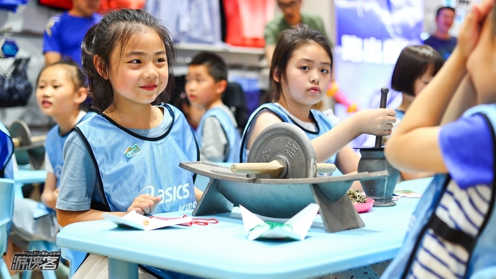 【ASICS KIDS 暑假妙趣小课堂】8.17/8.18海绵印章拓印蒲扇 艺术的启蒙体验 特邀专业教练进行少儿体适能培训 精致下午茶 好礼送不停(共计6场)