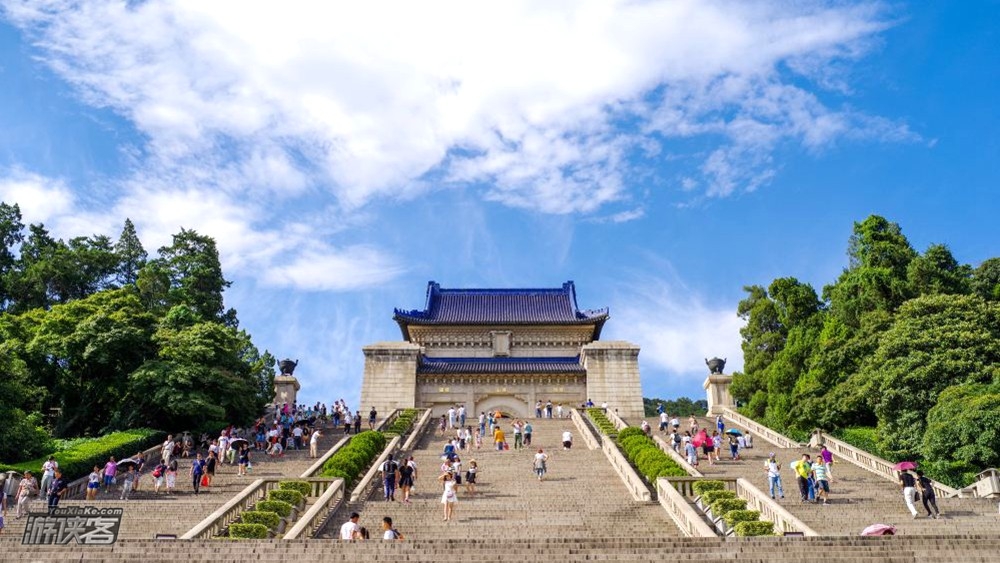 【南京玩乐·金陵毓秀】citywalk小众游，重走帝王路，揭秘美龄宫，登顶中山陵，东郊国宾馆五星海鲜餐，音乐台喂成群白鸽，2-10人VIP团，南京一日休闲游（弃）