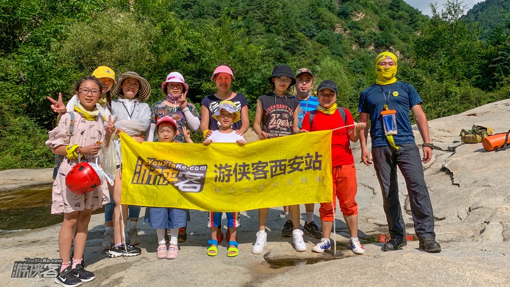 【开路先锋 · 赛峪溯溪】8-10月,在秦岭感受20°的夏天,秦岭溯溪徒步,108级“金字塔”水坝,水上滑滑梯,湿身打水仗,腐败美食,来一口西瓜,户外溯溪一日游!