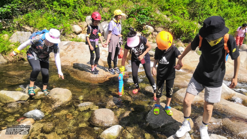 【开路先锋 · 赛峪溯溪】8-10月,在秦岭感受20°的夏天,秦岭溯溪徒步,108级“金字塔”水坝,水上滑滑梯,湿身打水仗,腐败美食,来一口西瓜,户外溯溪一日游!