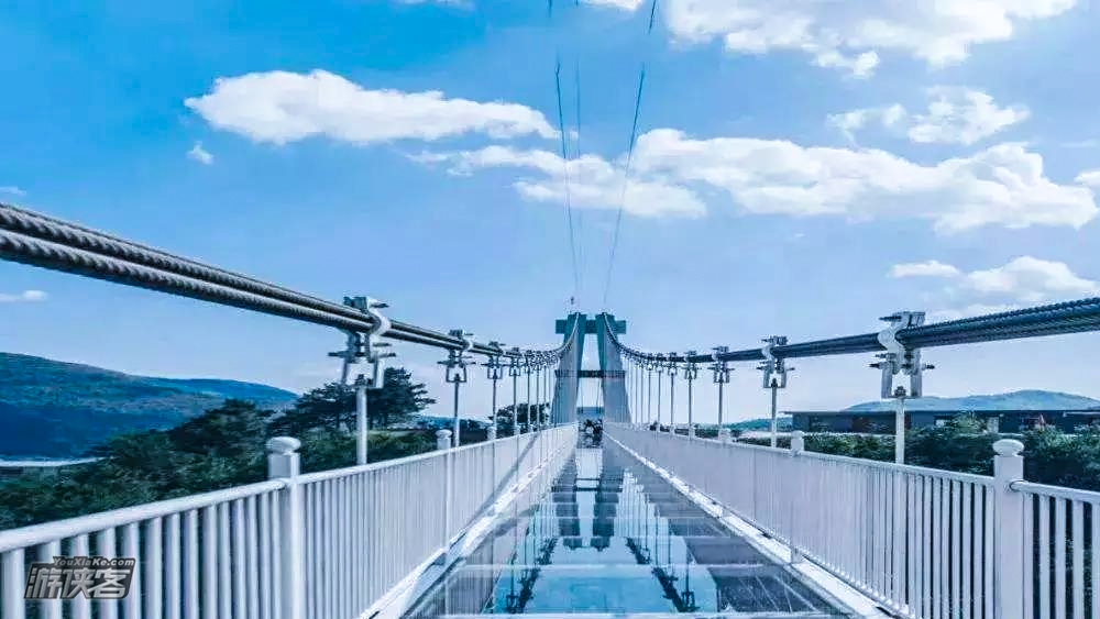【悬崖狂欢·云上草原】8.25周日,安吉悬崖秋千/凌空飞步/水晶廊桥/环山玻璃栈道,飞跃在云端乐园,夏日天然避暑胜地,抖音网红项目一次全打卡(千米云上乐园天知道多好玩!)