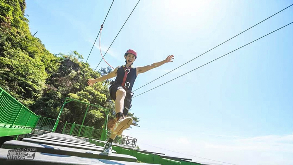 【悬崖狂欢·云上草原】8.25周日,安吉悬崖秋千/凌空飞步/水晶廊桥/环山玻璃栈道,飞跃在云端乐园,夏日天然避暑胜地,抖音网红项目一次全打卡(千米云上乐园天知道多好玩!)