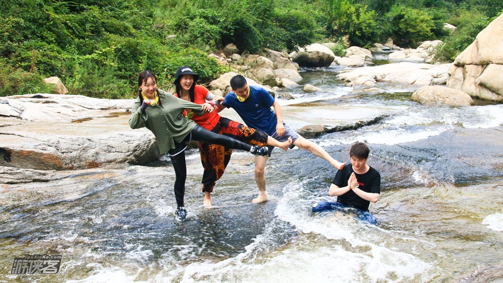 【开路先锋 · 赛峪溯溪】8-10月,在秦岭感受20°的夏天,秦岭溯溪徒步,108级“金字塔”水坝,水上滑滑梯,湿身打水仗,腐败美食,来一口西瓜,户外溯溪一日游!