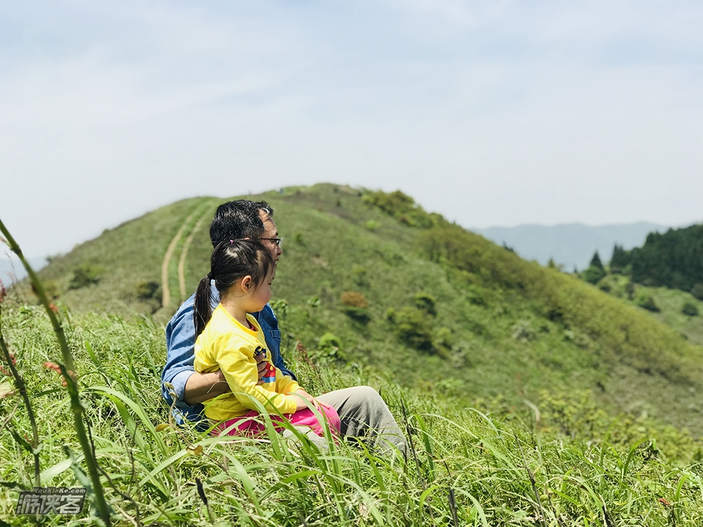 【游侠宝贝-童趣武功山】五一假期,带娃徒步东盘山,港口博物馆+民丰村联动,石磨磨炒毛麸+采茶/土灶制茶+铁犁耕田+摘艾草/揉青团+跳草绳+美味土灶菜,归隐田居,小众专线