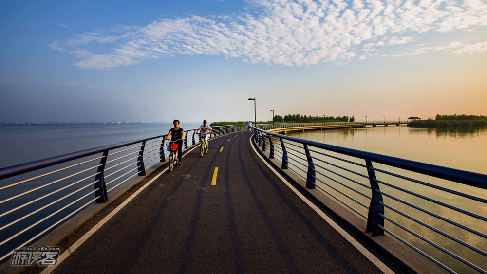 【阳澄湖·骑行4+2】50km环湖风光/苏州市区上门接送/隐秘湖畔花海/水天佛国重元寺/华谊兄弟电影世界/周末品蟹休闲之旅(2-6人VIP小团)