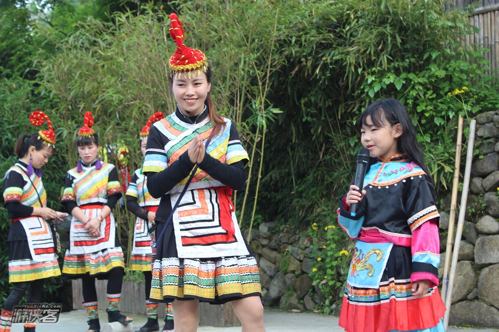 【游侠宝贝-畲寨牧场】五一假期，临近上海的山区畲族，与族人竹竿舞、赶野猪等民俗；奶牛牧场，撒欢坝上草原，做酸奶、小牛喂奶畅玩14项（含一顿畲家宴）