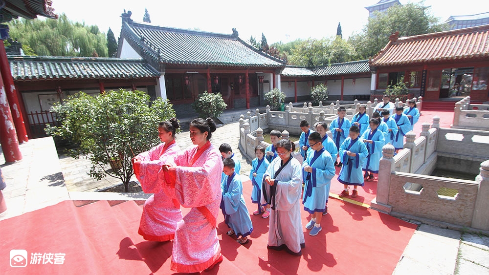 【国家宝藏在山东】1团配1司机+1导游 穿汉服游曲阜三孔-登顶五岳独尊泰山-深入齐长城秘境-体验泰安皮影戏-手作胶东剪纸,赠送地道孔府菜(4日/5日可选,济南集合)