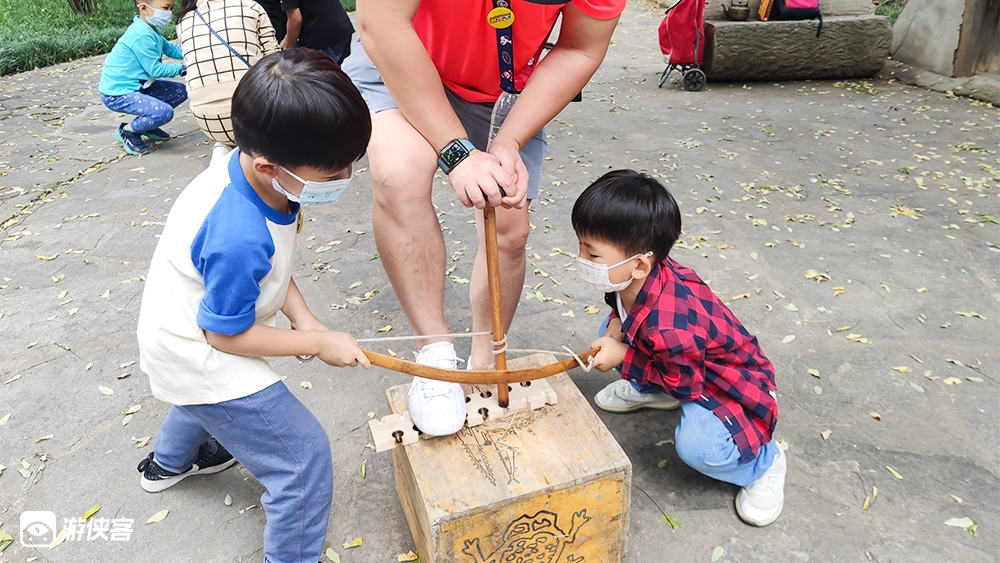 【了不起的博物馆·疯狂原始人】10.16,穿越石器时代,齐心协力,建个房子!原始房屋搭建/陶器钻孔/植物锤染/钻木取火,还原史前人类生活场景,深度感受史前聚落文明!