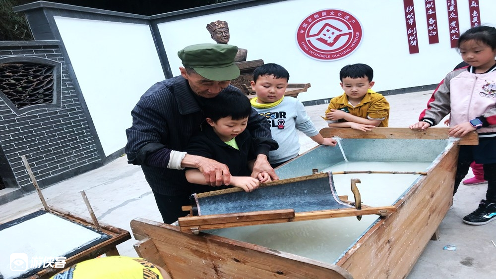 【亲子游学·古法造纸】10.2/10.5，走进夹江纸厂，体验古法造纸5大环节，探访峨眉山农夫山泉基地，做大自然的搬运工，亲子休闲游学一日游（含午餐）