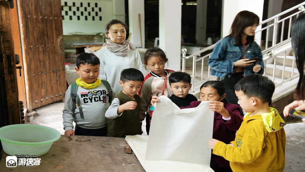 【亲子游学·古法造纸】10.2/10.5，走进夹江纸厂，体验古法造纸5大环节，探访峨眉山农夫山泉基地，做大自然的搬运工，亲子休闲游学一日游（含午餐）