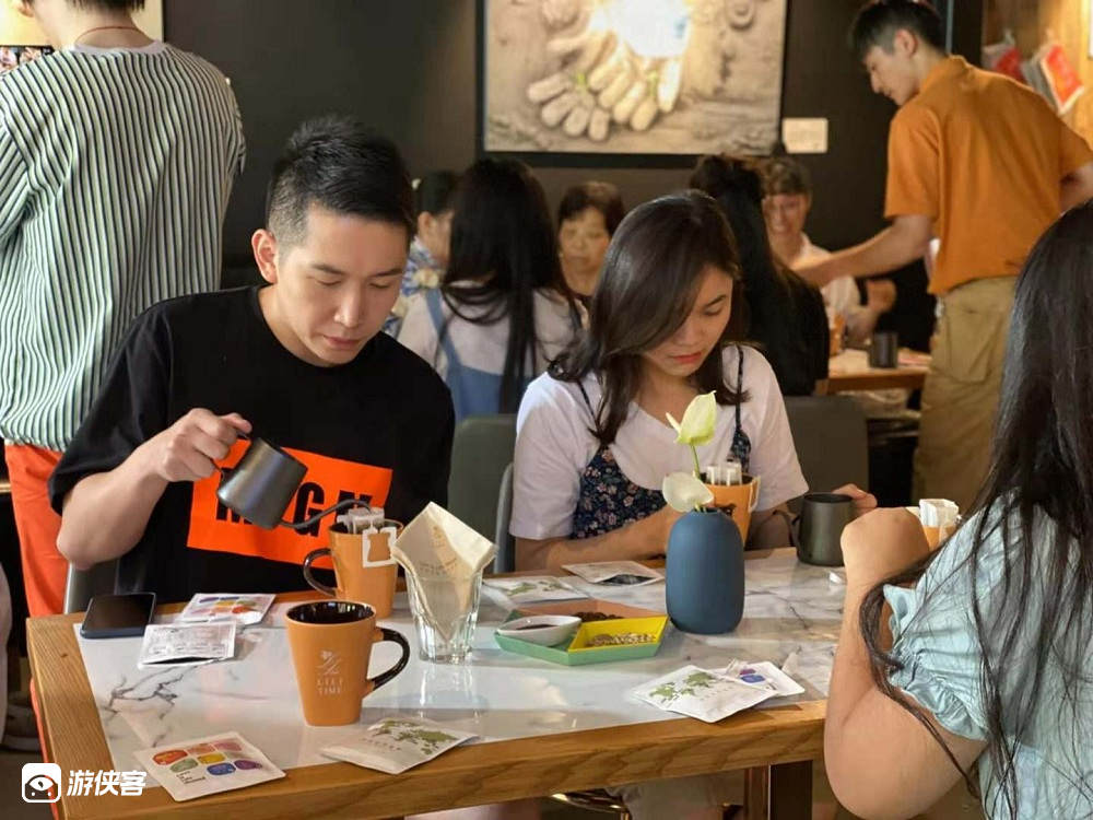 【不一样的探店】隐秘而伟大，探店之旅在上海“最”独特的咖啡店里，专业精品咖啡课教学，与听障咖啡师互动学趣味手语，听人和聋人公益共创行动，为城市服务者送上祝福咖啡