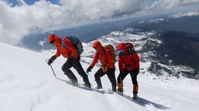 [徒步雨崩+哈巴雪山]登頂5396米，挑戰人生第一座入門級雪山；朝圣梅里雪山，徒步雨崩；打卡白水臺，9日極限挑戰之旅（專業登山教練+提供技術裝備+贈送登頂證書）