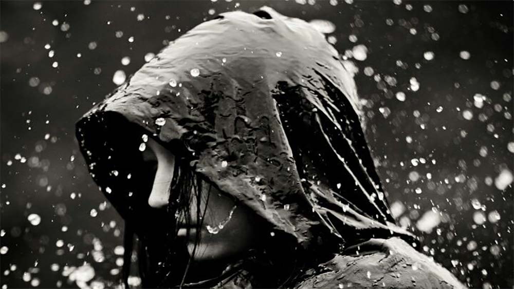 女生雨中奔跑图片唯美图片