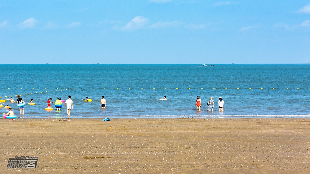捉螃蟹,戏耍金庸先生笔下"桃花山庄"之处桃花峪,揽乌石子铺就的海滩