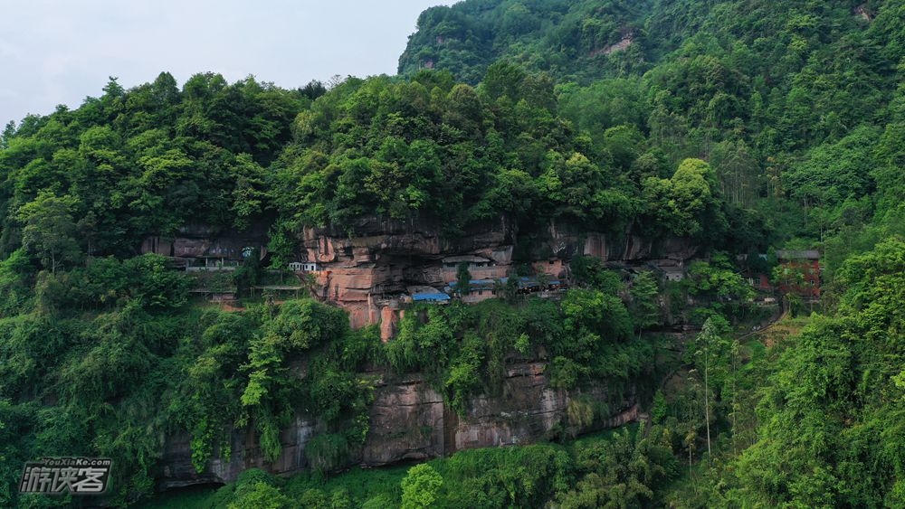 走进大邑飞凤山药师岩ab线,漫步茂林修竹,观红色丹霞地貌,赏千年摩崖