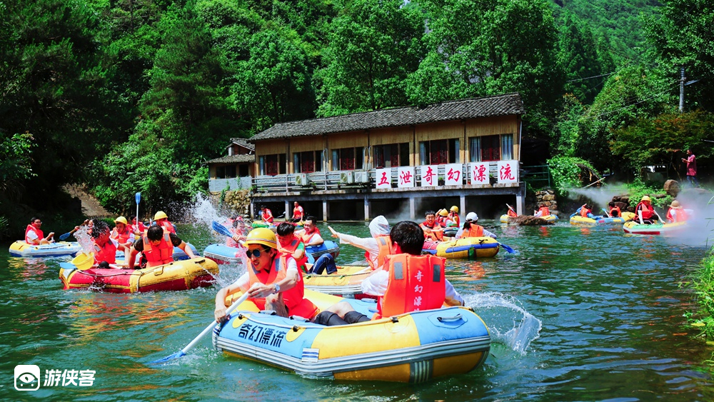 【冰点·诸暨奇幻漂流】5-9月，诸暨西源峡谷奇幻漂流！落差将近百米，跌宕起伏，如梦似幻，拖家带口漂流首选！漂流水质达到国家二级饮用水标准，登斗岩一睹千佛奇峰的风采