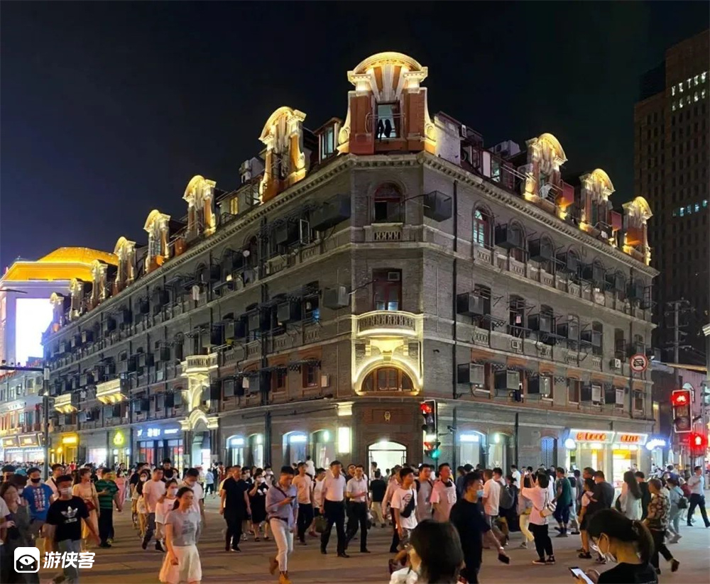 【游侠研学 | 记忆中的南京路】欣赏南京路霓虹灯的流光溢彩,探访中国近代商业发祥地,学习五卅运动的爱国热情,传承南京路上好八连的精神,了解南京路经历的岁月风雨