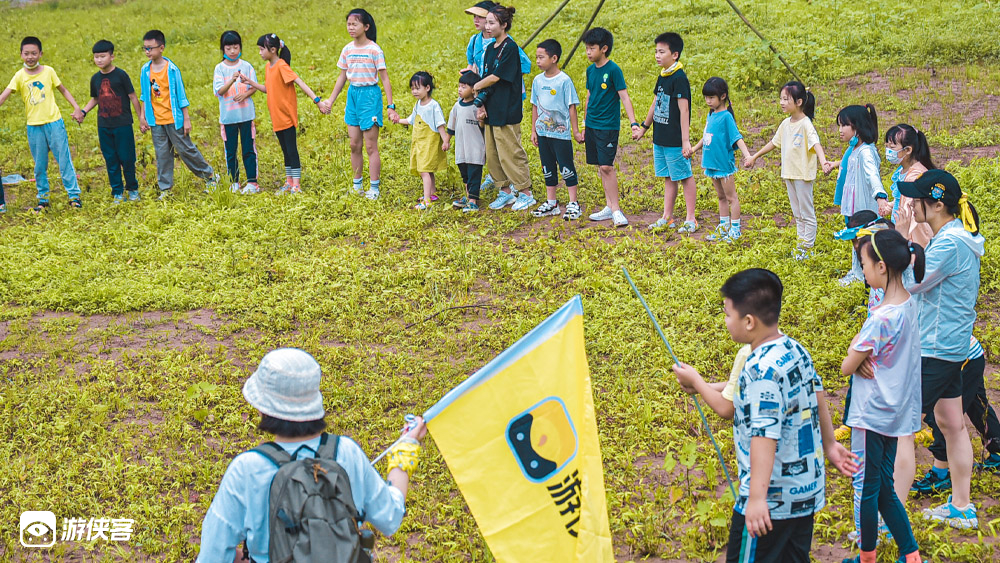 【六一特别活动·乡野大耍事】6月1日,亲手抓鸡做柴火鸡,摸鱼,小船荡漾、亲子互动游戏,自己拔草喂兔子,户外美学植物拓染,和宝贝一起趣野(重庆亲子1日)