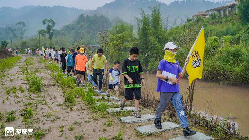 【六一特别活动·乡野大耍事】6月1日,亲手抓鸡做柴火鸡,摸鱼,小船荡漾、亲子互动游戏,自己拔草喂兔子,户外美学植物拓染,和宝贝一起趣野(重庆亲子1日)