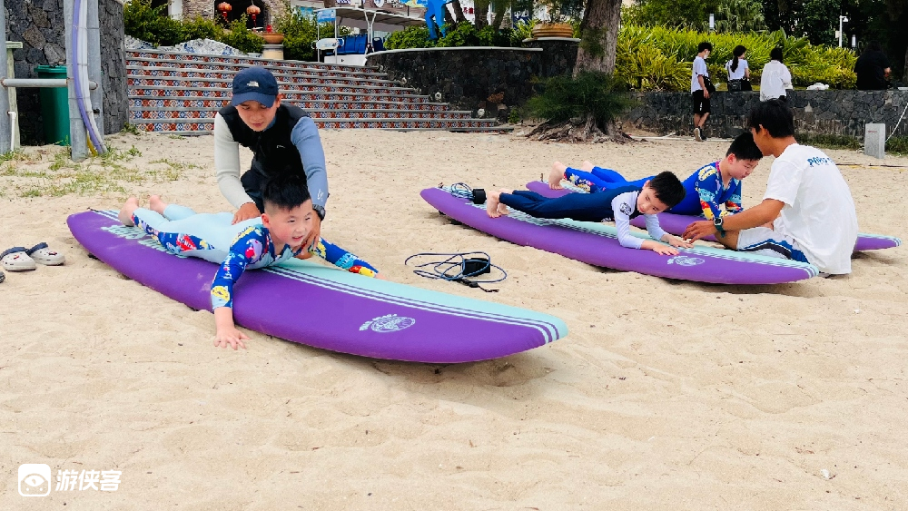 【夏日冲浪 · 惠州高洋尾】广东小众冲浪点，打卡天空之境同款镜面，专业冲浪教练护驾，零基础新手放心玩，含免费拍照/冲浪防晒泥，入住特色海边客栈