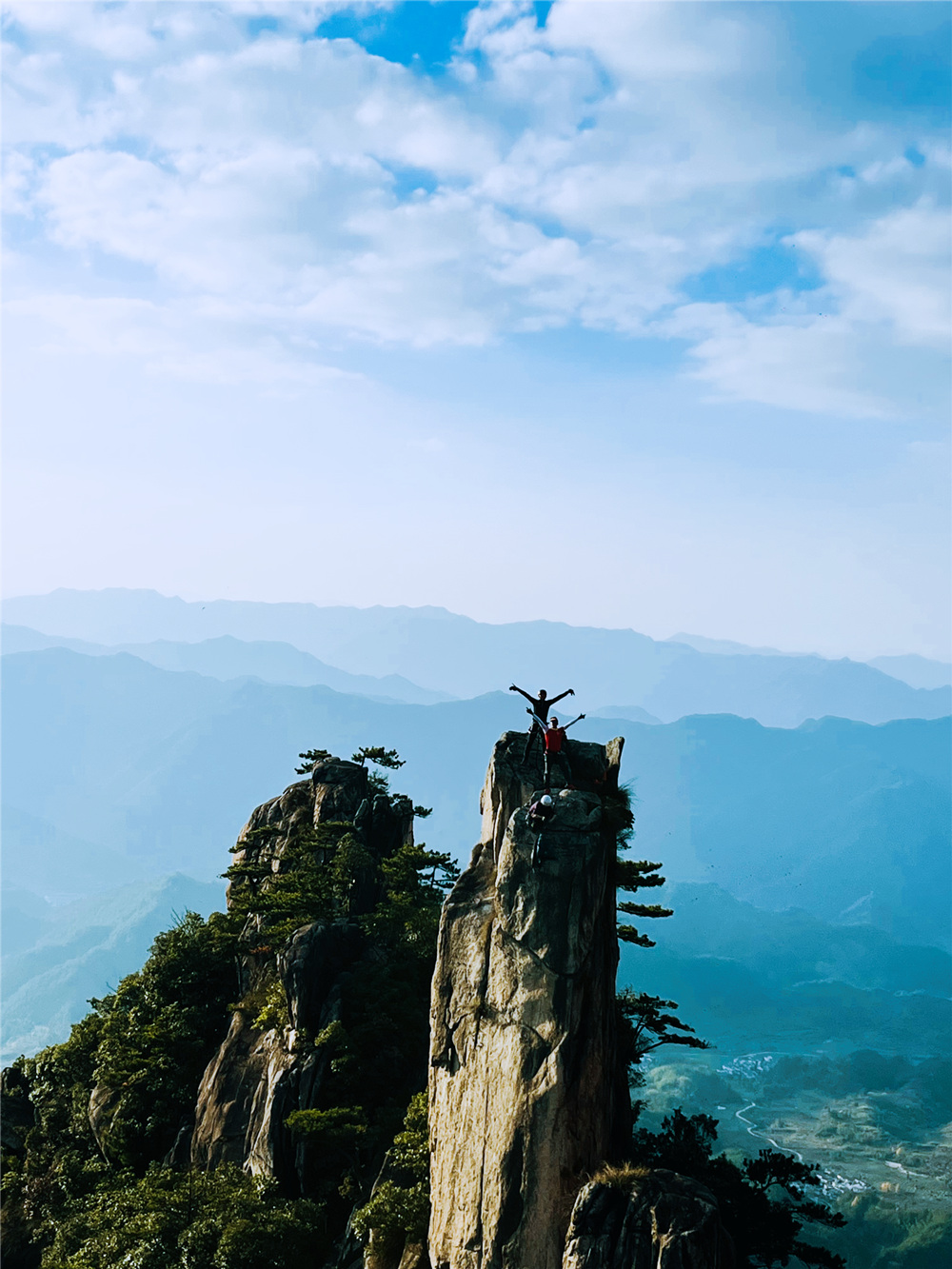 【野攀·四尖连穿+龙须山】12.09~12.11限定团。体验家朋惊险刺激的猴子尖、鹰嘴岩、饭甄尖、豺狗狼尖,豪情穿越龙须沙漠山脊线,挑战与美景并存(徒步、攀岩体验)