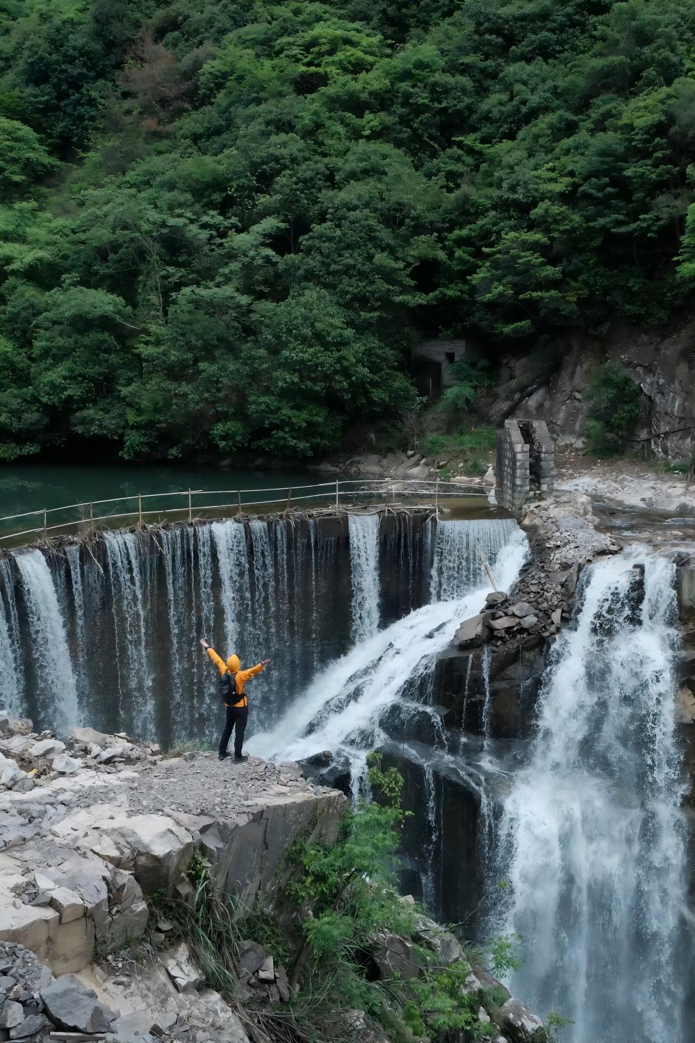 溯溪·龙宫秘境|野溯龙宫大泄飞瀑,森系徒步雁苍山