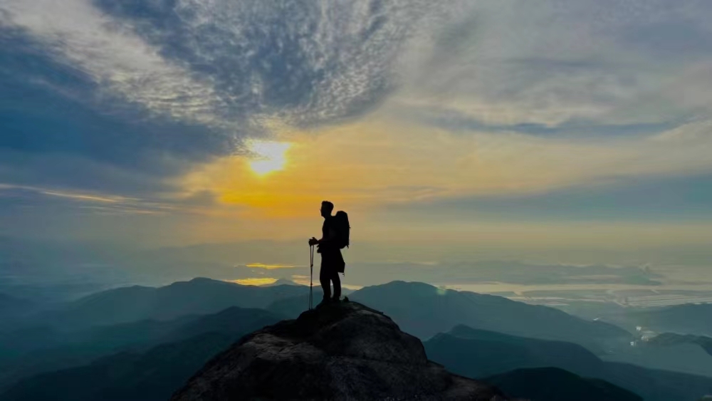 勇征·东海云顶｜脚踏东海古火山，登顶宁海摩柱峰！