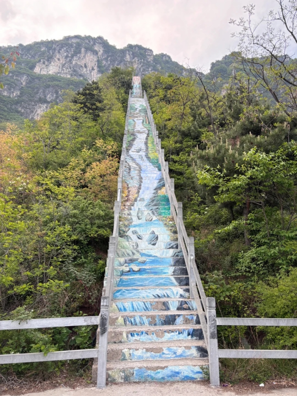 邂逅轿顶山 打卡华盖石丨解锁自然奇境观赏龙脉长城 - 轿顶山不仅有着壮丽的自然景观，还蕴含着丰富的人文历史。这里的每一块石头每一段长城每一个传说，都仿佛在诉说着中华文明的辉煌