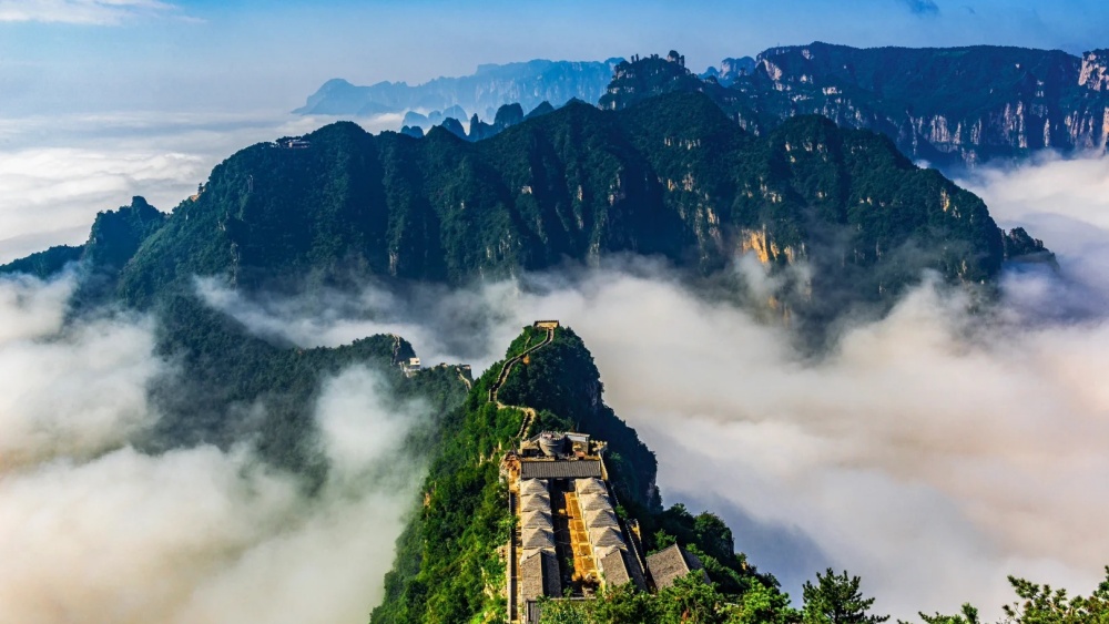邂逅轿顶山 打卡华盖石丨解锁自然奇境观赏龙脉长城 - 轿顶山不仅有着壮丽的自然景观，还蕴含着丰富的人文历史。这里的每一块石头每一段长城每一个传说，都仿佛在诉说着中华文明的辉煌