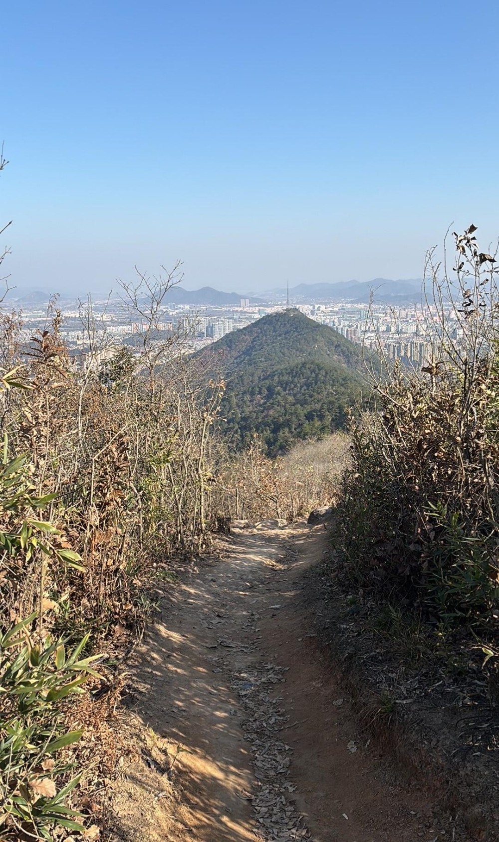 疾速追山·7旗连穿|登顶老鹰山,攀岩壁瞰诸暨山河