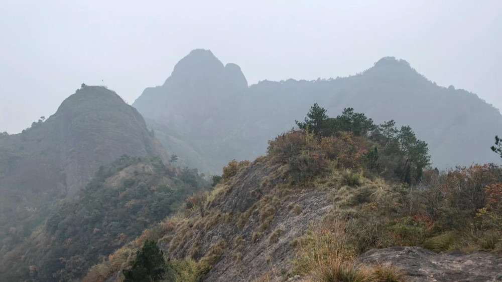 疾速追山·7旗连穿｜登顶老鹰山，攀岩壁瞰诸暨山河