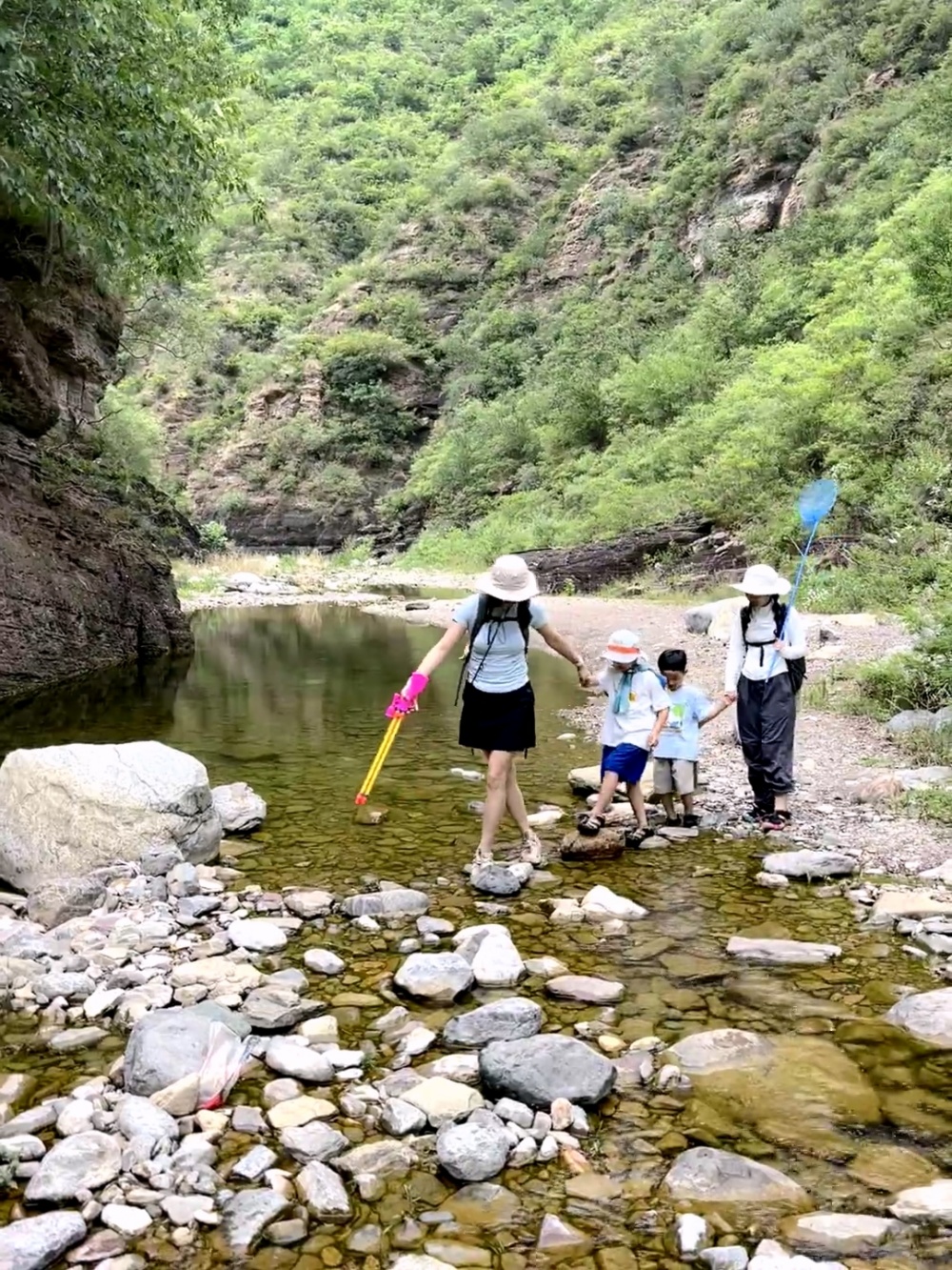 巩义大峡谷·引水洞·三叠瀑·铁佛寺丨沉浸秘境玩水 - 郑州夏日溯溪天花板！未被商业化的原始峡谷里，三叠瀑如银练垂落，浅滩溪流漫过脚踝，翡翠般的深潭藏着夏日蕞治愈的蓝。